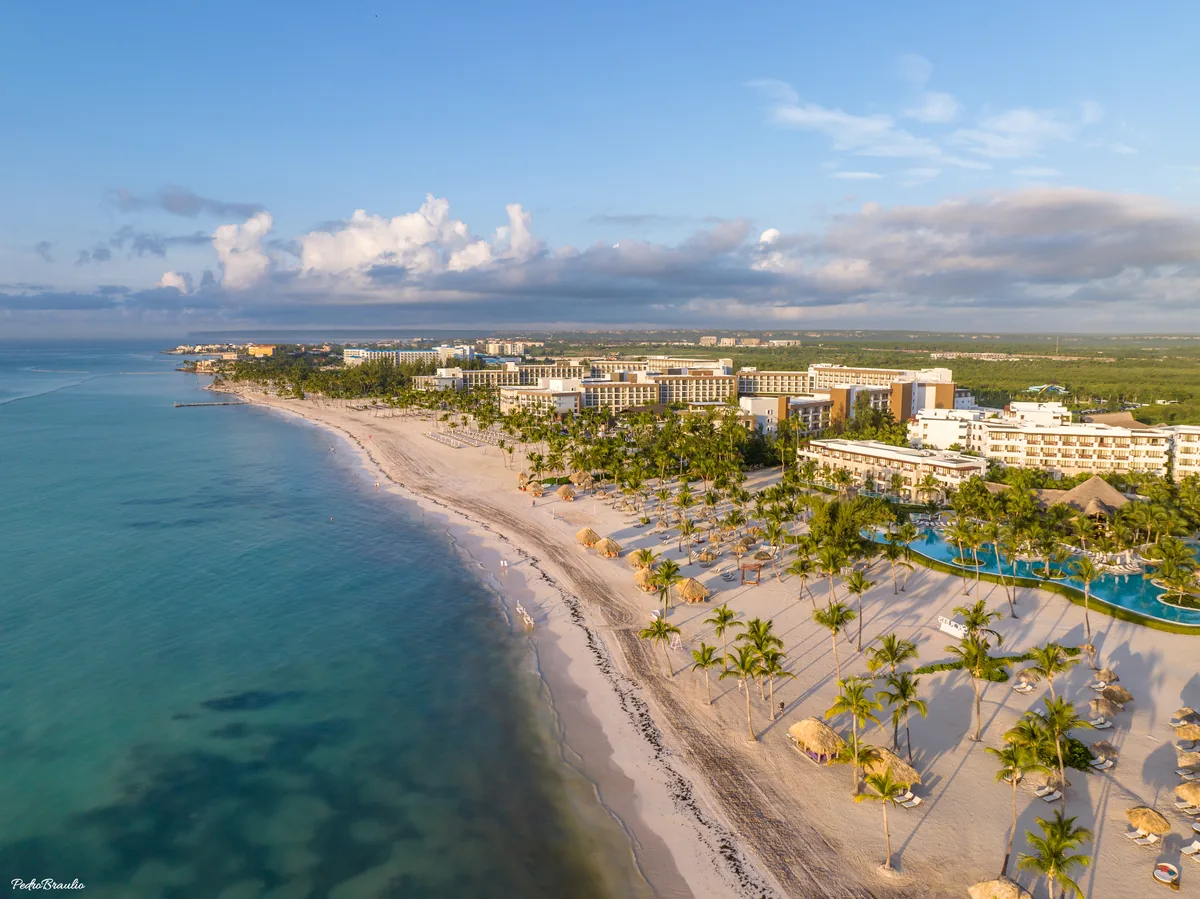 Vista aérea de la costa de Cap Cana con playas y resorts